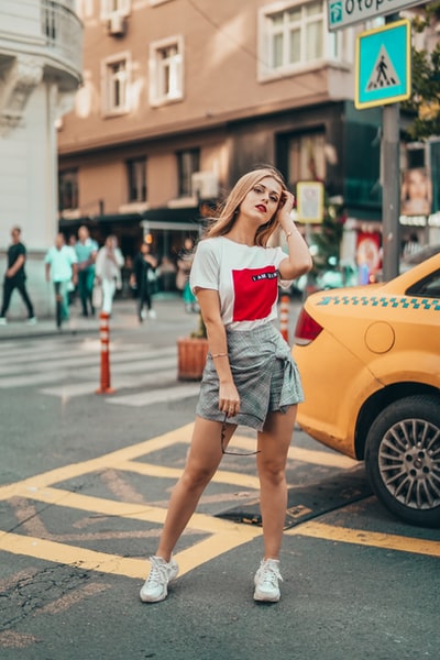 站在出租车旁边的女人